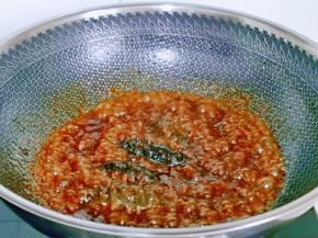 用勺子盛芡汁往海参上淋，反复多次，知道汤汁浓稠即可关火。(无需将汤汁收干，有点汤汁才好)