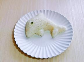 这时米饭也好啦！用模具压出形状，没有模具直接装一碗饭压实，倒扣盘中也可以的。