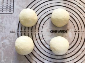 面团拿出排气，分成均等的4等份