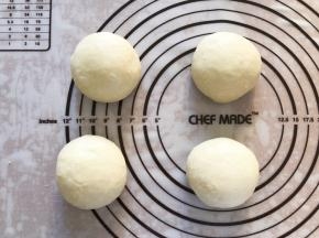 面团拿出排气，分成均等的4等份