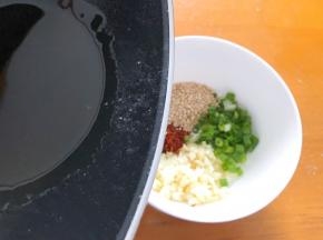 食用油烧热倒入