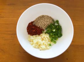 碗中放入芝麻，辣椒面，蒜末，香葱