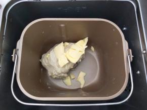加入软化好的黄油，继续揉面10分钟