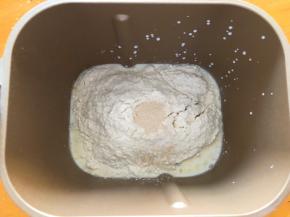 将黄油以上全部材料倒入面包机中，揉面10分钟