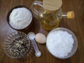 原料：鸡蛋、煮熟的三色藜麦、面粉（普通面粉）、小苏打、泡打粉、盐、玉米油、白糖