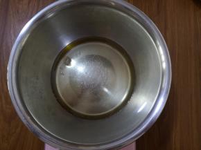 称量玉米油倒入盆中