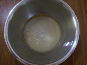 加入白糖，搅拌均匀