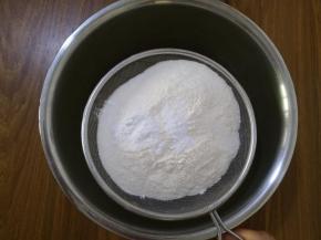 将面粉、小苏打和泡打粉，过筛入盆中，用刮刀搅拌均匀