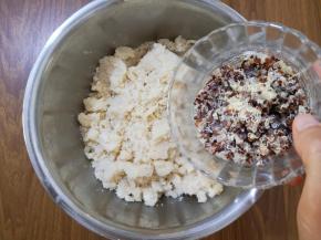 倒入三色藜麦，搅拌均匀