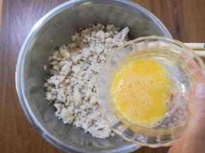 鸡蛋打散后，加入至盆中