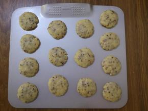 将面团等分成27克左右的小面团，揉圆按扁，放在烤盘上。桃酥表面可以刷蛋液，也可以不刷蛋液