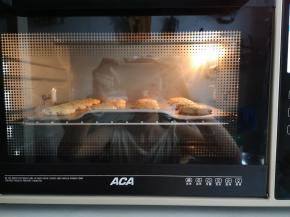 烤箱预热，上火180度，下火170度，预热完成，将烤盘置于烤箱内倒数第二层。烤制18分钟，取出晾凉即可