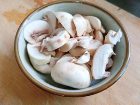 蘑菇洗干净了切厚片。