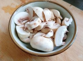 蘑菇洗干净了切厚片。