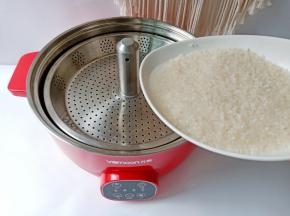 淘洗好的米放入升降盘里。