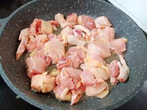 煮饭期间来炒鸡，锅中入油下大蒜、姜片煸炒、大火时加鸡块下锅快速煸炒。
