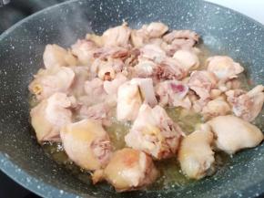 翻炒至鸡肉表皮微黄。