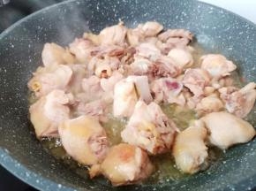 翻炒至鸡肉表皮微黄。