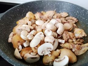 加入蘑菇翻炒均匀。