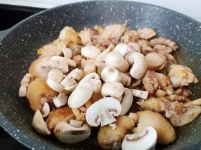 加入蘑菇翻炒均匀。