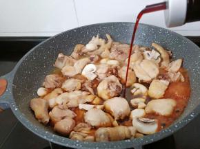 加入生抽调色。