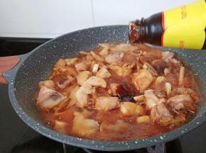 加入蚝油提鲜，加一点冰糖、大火翻炒至鸡肉上色。