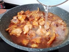 加入开水没过鸡肉。