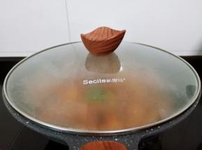 开大火煮开转中火焖煮20分钟。