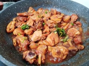 鸡肉酥烂后加入少许盐调味收一下汤汁。