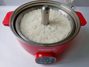 米饭也刚好煮好了。用万慕升降锅煮好的米饭粒粒饱满！选择偏硬的煮出来的米饭正合家人的口味。