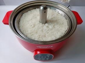 米饭也刚好煮好了。用万慕升降锅煮好的米饭粒粒饱满！选择偏硬的煮出来的米饭正合家人的口味。