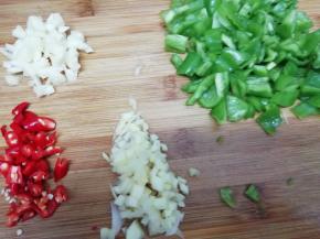 把青椒，小米椒洗干净，然后把仔姜，蒜，椒，米椒，青椒都切成粒