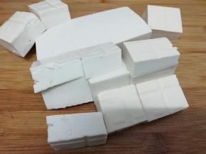 豆腐用水冲一下，然后切成块