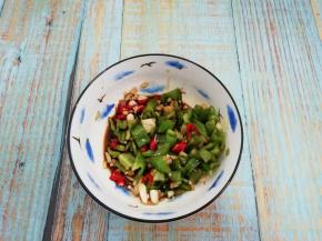 调料汁：把仔姜，蒜，小米椒，青椒放入碗中加入香醋，白糖，生抽，搅拌均匀