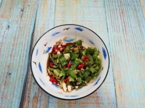 调料汁：把仔姜，蒜，小米椒，青椒放入碗中加入香醋，白糖，生抽，搅拌均匀