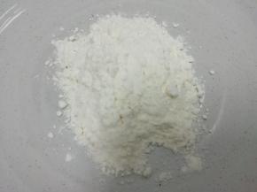 把面粉放入盘子中