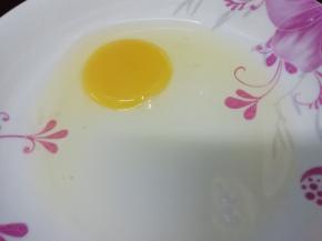 鸡蛋放入盘子中用筷子打散