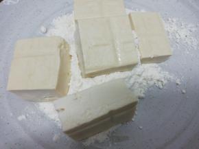把豆腐块放入面粉中，沾一层面粉
