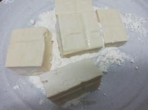 把豆腐块放入面粉中，沾一层面粉