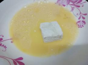 放入鸡蛋中，裹一层鸡蛋液