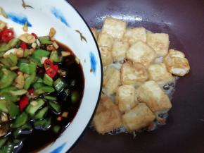 然后把调料汁放入锅中