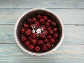 红枣放入盆中加入适量的小苏打，再加入水冲洗干净