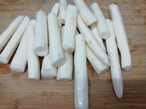 山药洗去泥土，然后把皮剥掉