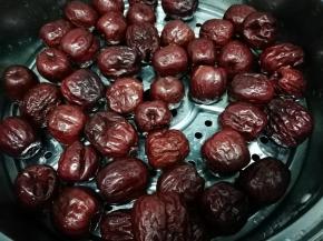 然后把大枣放入锅中蒸30分钟
