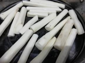 把山药放入锅中蒸30分钟