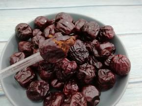 蒸熟的大枣取出来，用吸管将里面的籽取出来