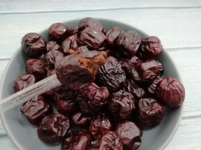 蒸熟的大枣取出来，用吸管将里面的籽取出来