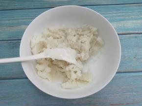 蒸熟的山药趁热用勺子，把山药压成山药泥