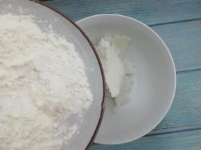 山药泥中加入15克熟面粉搅拌均匀