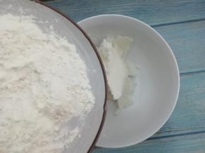 山药泥中加入15克熟面粉搅拌均匀